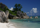 Rocher et plage de sable blanc